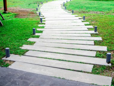 Bahçe ışıkları ile modern tasarım deseni ile beton geçit o