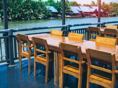 Nehir kenarında ahşap yemek masası seti.