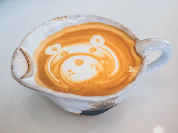 Close-up orsacchiotto caffellatte art caffè in tazza di ceramica fatta a mano su — Foto Stock