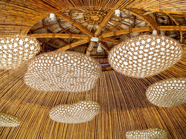 Hermosa mano moderna tejida bambú techo decoración de luz . —  Fotos de Stock