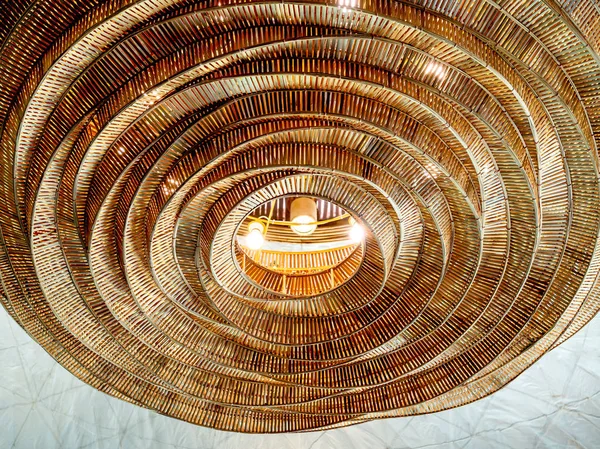美しい近代的な手織り竹天井ライトデコレーション. — ストック写真