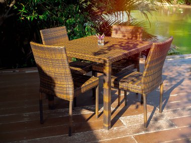 Ahşap terasta yer alan Rattan yemek masası mobilyaları.