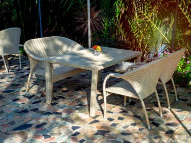 Beyaz rattan yemek masası mobilya seti.