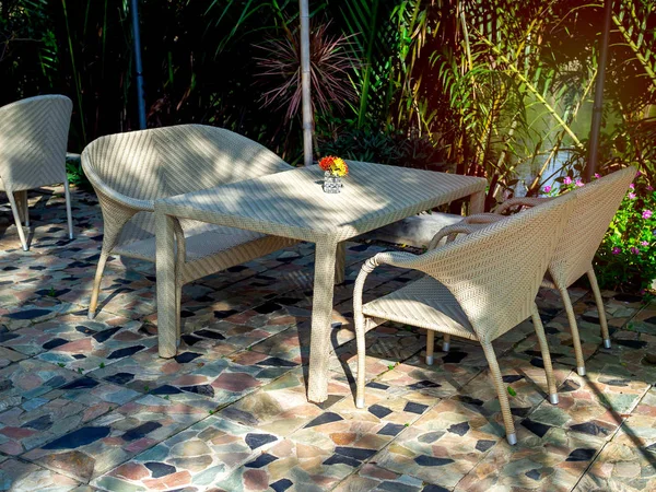 Beyaz rattan yemek masası mobilya seti.