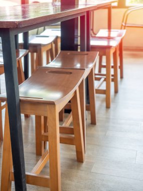 Kafede ahşap duş tabureleri dekorasyon.