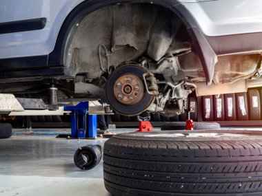 Tekerlek araba değişim lastikleri bekliyor.