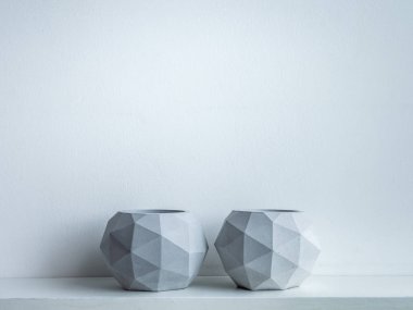 Beton saksı. Modern geometrik beton ekici.