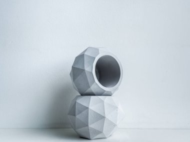 Beton saksı. Modern geometrik beton ekici.