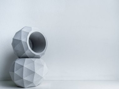 Beton saksı. Modern geometrik beton ekici.
