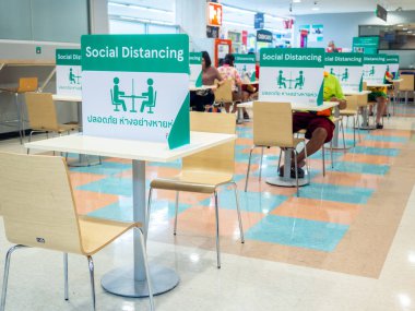 BANGKOK, THAILAND - 20 Mayıs 2020: Tesco Lotus süpermarketinde bölmeli ya da masa örtülü yemek salonu, Coronavirus için sosyal uzaklık ya da covid-19 önleme, sosyal uzaklık kavramı.