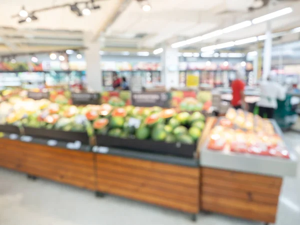 Süpermarketin Arka Planı Bulanık Alışveriş Merkezinde Meyve Tezgahı Görüntüsüyle Bulanık — Stok fotoğraf