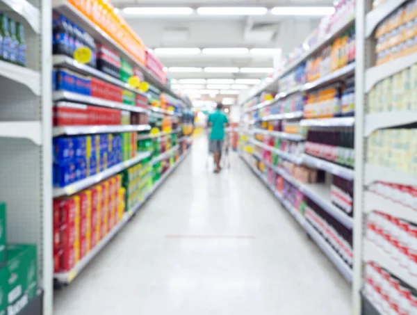 Süpermarketin Arka Planı Bulanık Alışveriş Merkezindeki Ürün Rafları Arasında Yürürken — Stok fotoğraf