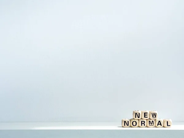 Νέο Normal Λέξεις Ξύλινο Κύβο Αλφάβητο Στο Ράφι Λευκό Φόντο — Φωτογραφία Αρχείου