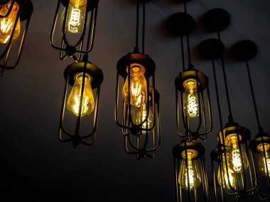 Aydınlatma dekorasyonu, koyu arkaplanda klasik tavan ışığı, endüstriyel tarz ampuller iç tasarım..