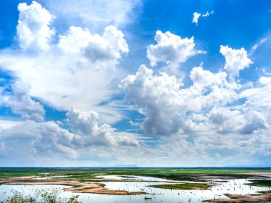Bataklık zeminli güzel bulut ve mavi gökyüzü. Tayland 'ın panoramik manzarası.