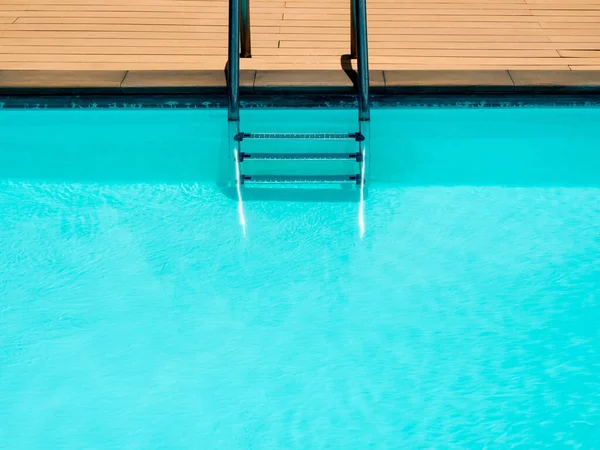 Buitenzwembad Achtergrond Minimale Stijl Bovenaanzicht Van Handgrepen Ladder Het Blauwe — Stockfoto