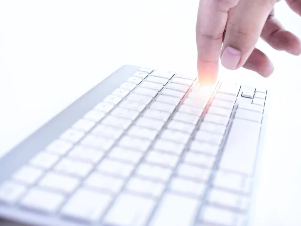 Δάχτυλο Πατάει Κουμπί Enter Στο Ασύρματο Πληκτρολόγιο Υπολογιστή Τηλεχειρισμού Λευκό — Φωτογραφία Αρχείου