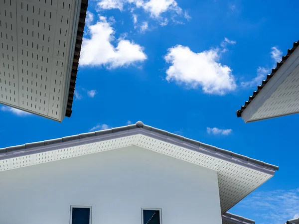 Simples Casa Branca Céu Azul Nuvens Fundo Dia Ensolarado — Fotografia de Stock