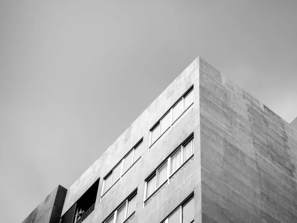 Canto Superior Edifício Concreto Moderno Fundo Céu Nublado Preto Branco — Fotografia de Stock