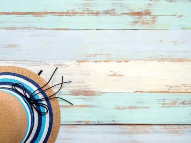 Plaj aksesuarları, eski ahşap ahşap kaplamalı hasır şapka. Seyahat ve tatil yaz tatili geçmişi, üst manzara.