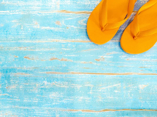 Accesorios Playa Chanclas Naranjas Tablón Madera Azul Vintage Con Espacio —  Fotos de Stock