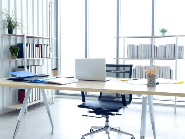 Modern Kantoorinterieur Met Enorme Ramen Goed Verlichte Werkplek Met Laptopcomputer — Stockfoto