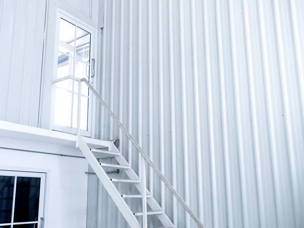 Beyaz Modern Konteynır Konteynır Ofis Binasının Içinde Beyaz Demir Merdiveni — Stok fotoğraf