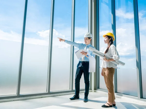 Arquitecto Asiático Hombre Mujer Inspeccionando Los Trabajos Construcción Dentro Edificio — Foto de Stock