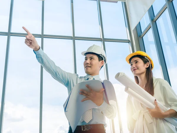 Arquitecto Asiático Hombre Mujer Inspeccionando Los Trabajos Construcción Dentro Edificio — Foto de Stock