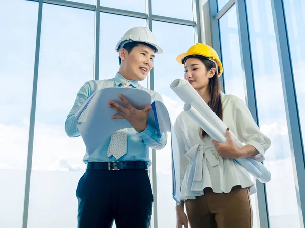 Arquitecto Asiático Hombre Mujer Inspeccionando Los Trabajos Construcción Dentro Edificio — Foto de Stock