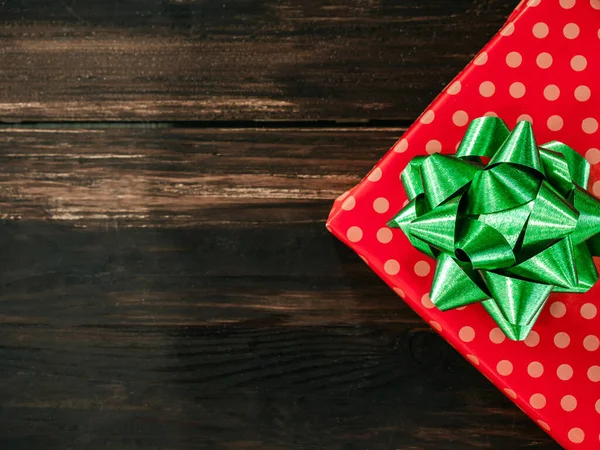 Kerstmis Gelukkig Nieuwjaar Achtergrond Bovenaanzicht Van Mooie Rode Geschenkdoos Met — Stockfoto