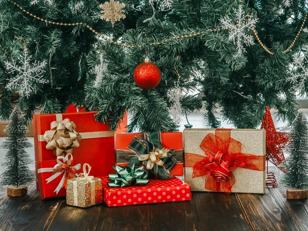 Kerstmis Gelukkig Nieuwjaar Achtergrond Prachtige Grote Rode Gouden Geschenkdoos Met — Stockfoto