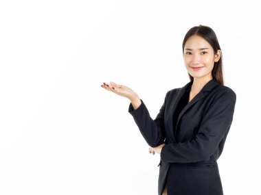 Siyah takım elbiseli çekici Asyalı iş kadınları fotokopi alanında eli olan ve beyaz arka planda izole edilmiş gülümseyen dostça gülümseyen kameralara bakan bir şey sunuyorlar..