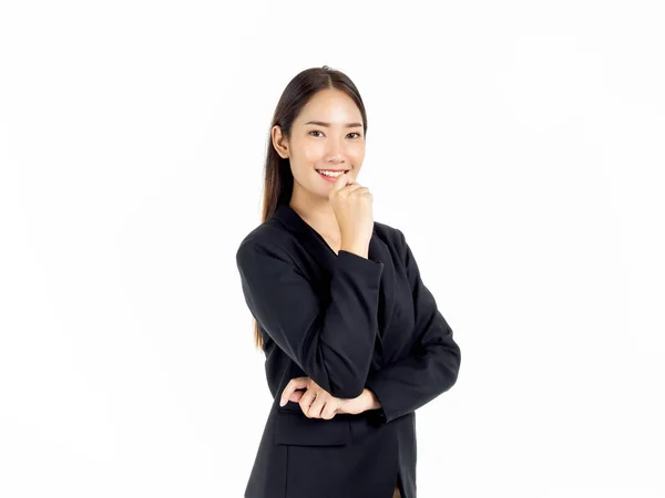 年轻漂亮的亚洲女商人的画像 身穿黑色西服 带着友好的笑容 与白色背景隔离在一起 — 图库照片