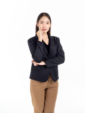 Siyah takım elbiseli, kahverengi pantolonlu güzel Asyalı iş kadını beyaz arka planda izole edilmiş kameraya bakıyor..