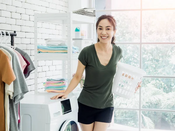 Wanita Asia Yang Cantik Ibu Rumah Tangga Berdiri Dan Memegang — Stok Foto