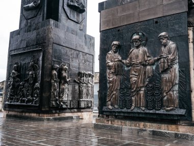 TBILISI, GEORGIA - 17 Ekim 2024: Gürcistan Günlükleri, anıt tarihi tasarımı, siyah heykel sütunları hakkındaki hikaye ayrıntıları, Gürcistan 'daki ünlü turistik cazibe. Şehir simgesi ve ziyaret eğlencesi.