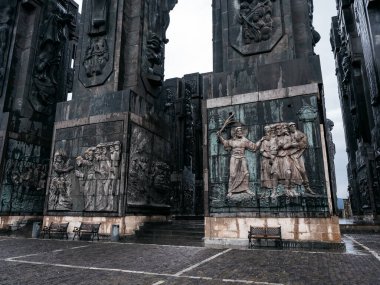 TBILISI, GEORGIA - 17 Ekim 2024: Gürcistan Günlükleri, anıt tarihi tasarımı, siyah heykel sütunları hakkındaki hikaye ayrıntıları, Gürcistan 'daki ünlü turistik cazibe. Şehir simgesi ve ziyaret eğlencesi.