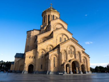 TBILISI, GEORGIA - 19 EKİM 2024: Kutsal Üçlü Katedrali. Tsminda Sameba, Gürcistan Ortodoks Kilisesi 'nin ana katedrali, güzel mimari binası, Gürcistan' ın ünlü turistik merkezi..