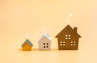 Artan büyüklükte ve artan yüzdelik grafiğinde üç farklı ahşap evi olan emlak piyasası büyüme kavramı. Yatırım, finans, ipotek oranı ve emlak değerleri içeriği için ideal.