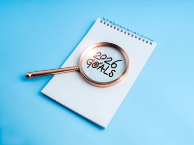 Not defterine odaklanan 2026 hedef metnine odaklanan büyüteç, yeni yıl kararlarını, odaklanmayı, başarı planlamasını, kişisel gelişimi, iş stratejisini, motivasyonu ve başarı vizyonunu sembolize ediyor.