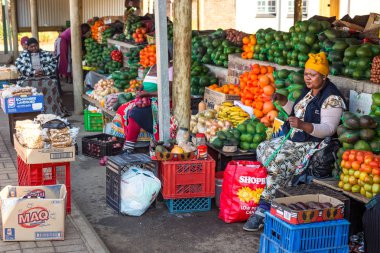 Nelspruit, Güney Afrika, Mayıs 29-2018: meyve ile birlikte yol satan meyve ve sebze satıcıları.