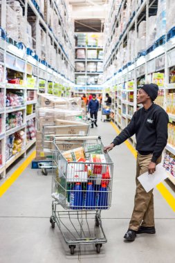 Pretoria, Güney Afrika, Haziran 7-2018: ekranda mal arıyorum süpermarkette alışveriş.