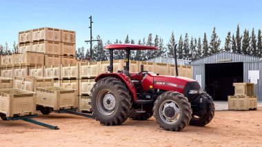 Nelspruit, Güney Afrika, Mayıs 31-2018: traktör ile meyve kasaları paketi evin önünde duran.