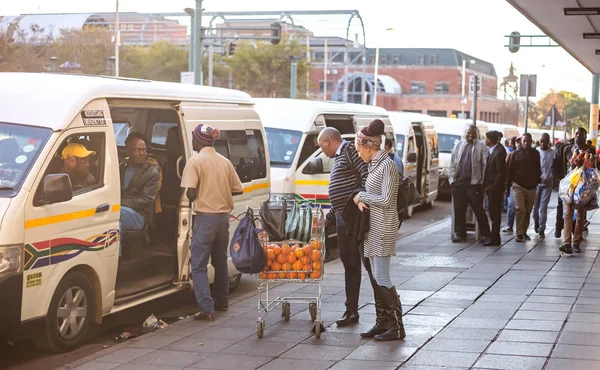 Pretoria Sydafrika Juni 2018 Pendlare Minibuss Taxistation Tittar Apelsiner Försäljning — Stockfoto