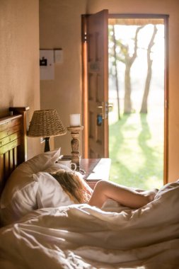 Arka kamera ve kapı dışarı görünümü ile yatakta yatan kız.