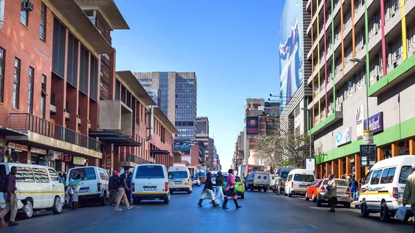 Merkezi Şehir yayalar ve trafik ile sokak görünümünü Johannesburg, Güney Afrika - 7 Haziran 2018:.