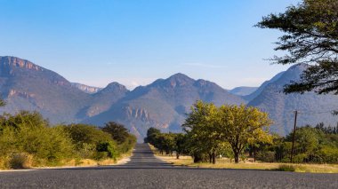 Açık yol dağlara doğru gidiyor.