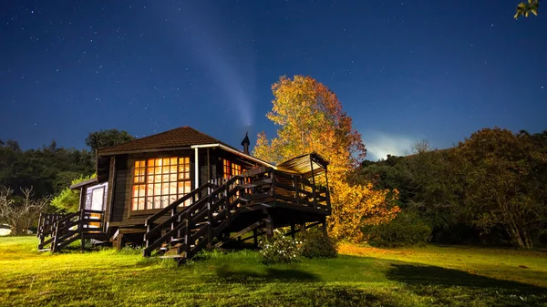 Nelspruit, Güney Afrika - 28 Mayıs 2018: günlük kabin bacadan gelen duman ile gece.