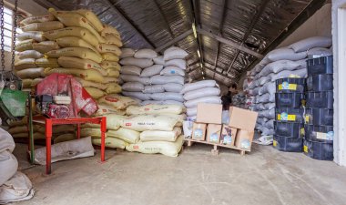Johannesburg, Güney Afrika - 1 Şubat - 2017: Hayvancılık Tedarikçi beslenir. Hayvan besleme torba dolu depoya